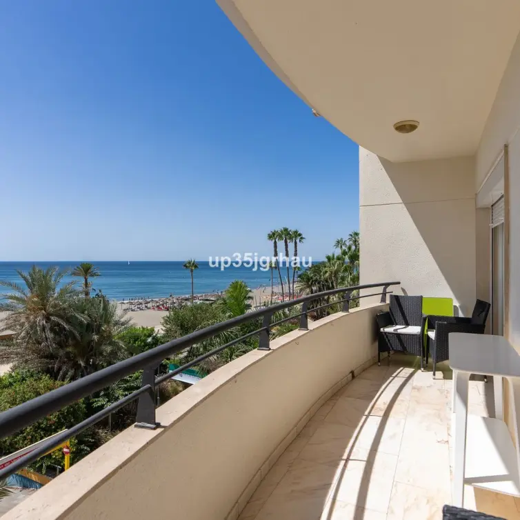 Продажа апартаментов на среднем этаже в Estepona