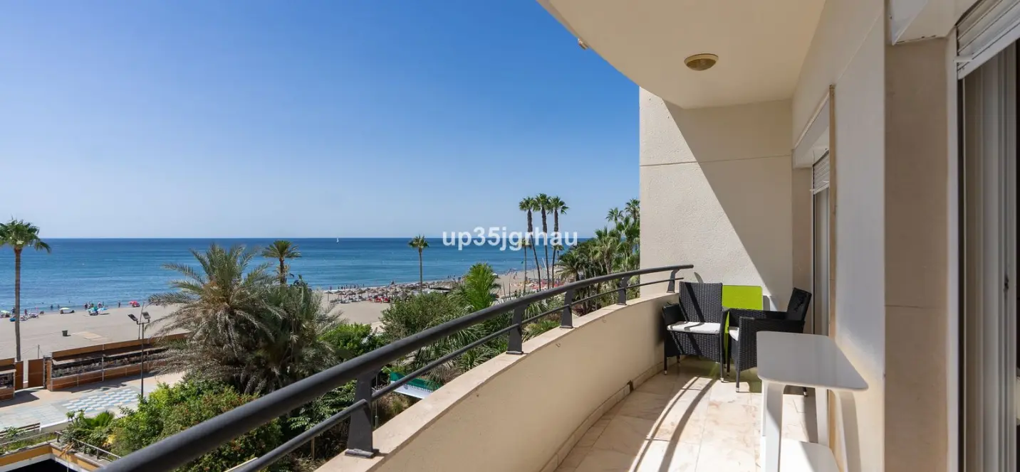 Продажа апартаментов на среднем этаже в Estepona 0