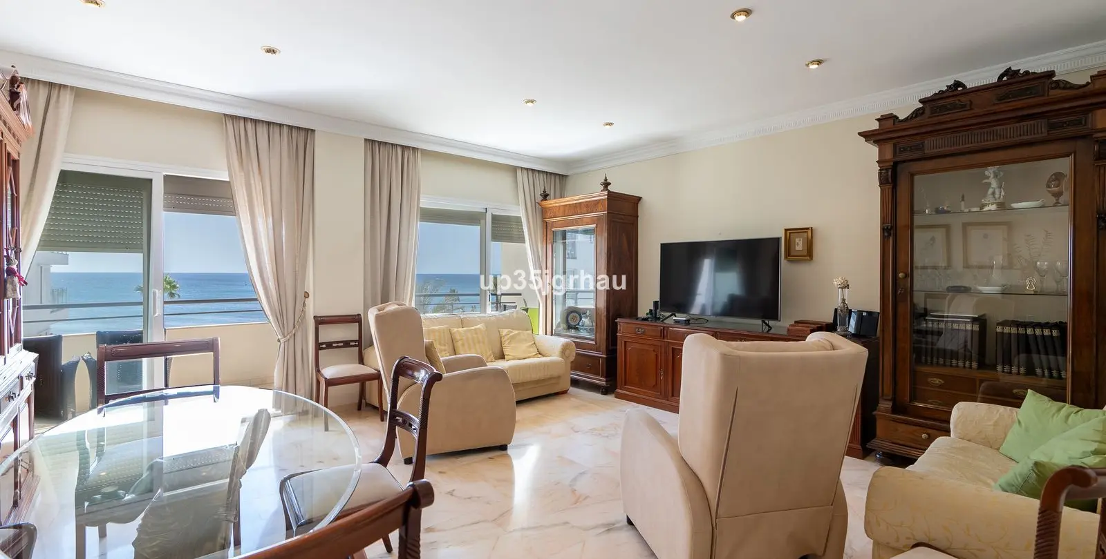 Sale of middle floor apartment in Estepona 2