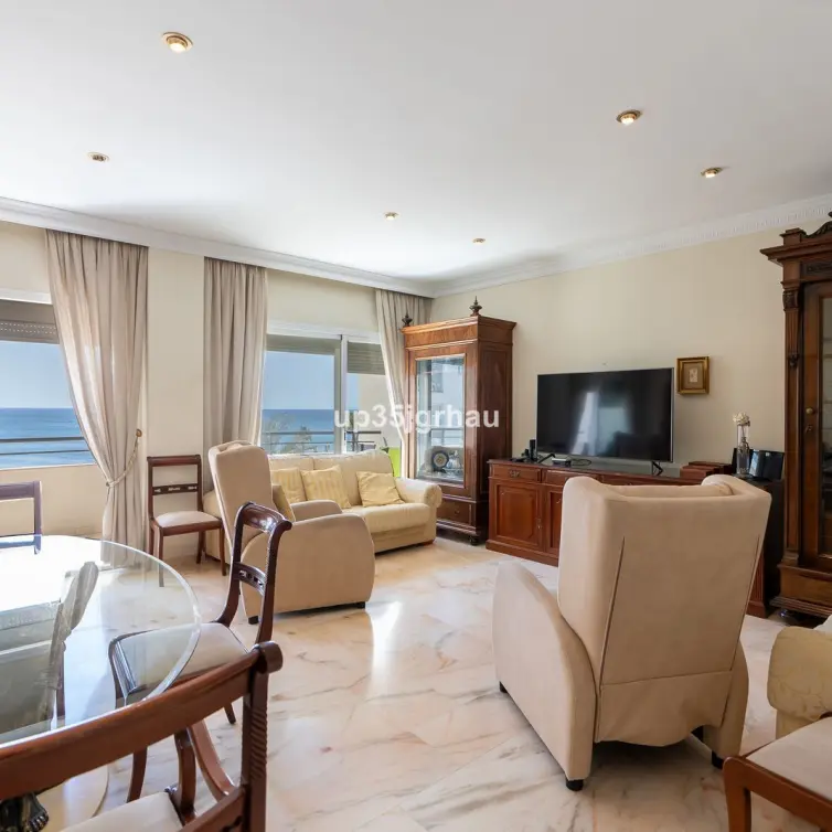 Продажа апартаментов на среднем этаже в Estepona