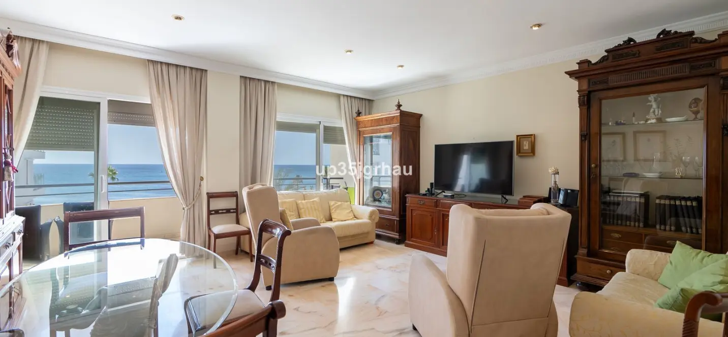 Продажа апартаментов на среднем этаже в Estepona 1