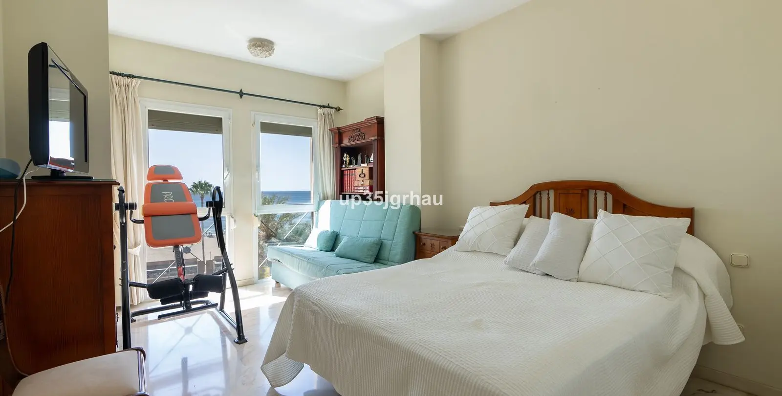 Sale of middle floor apartment in Estepona 3
