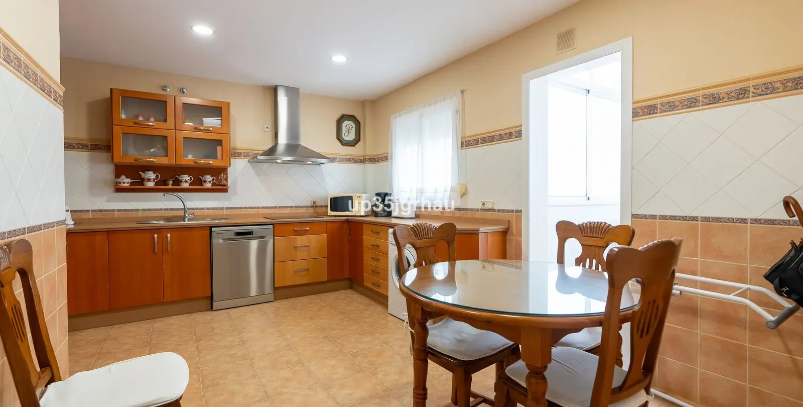 Sale of middle floor apartment in Estepona 4