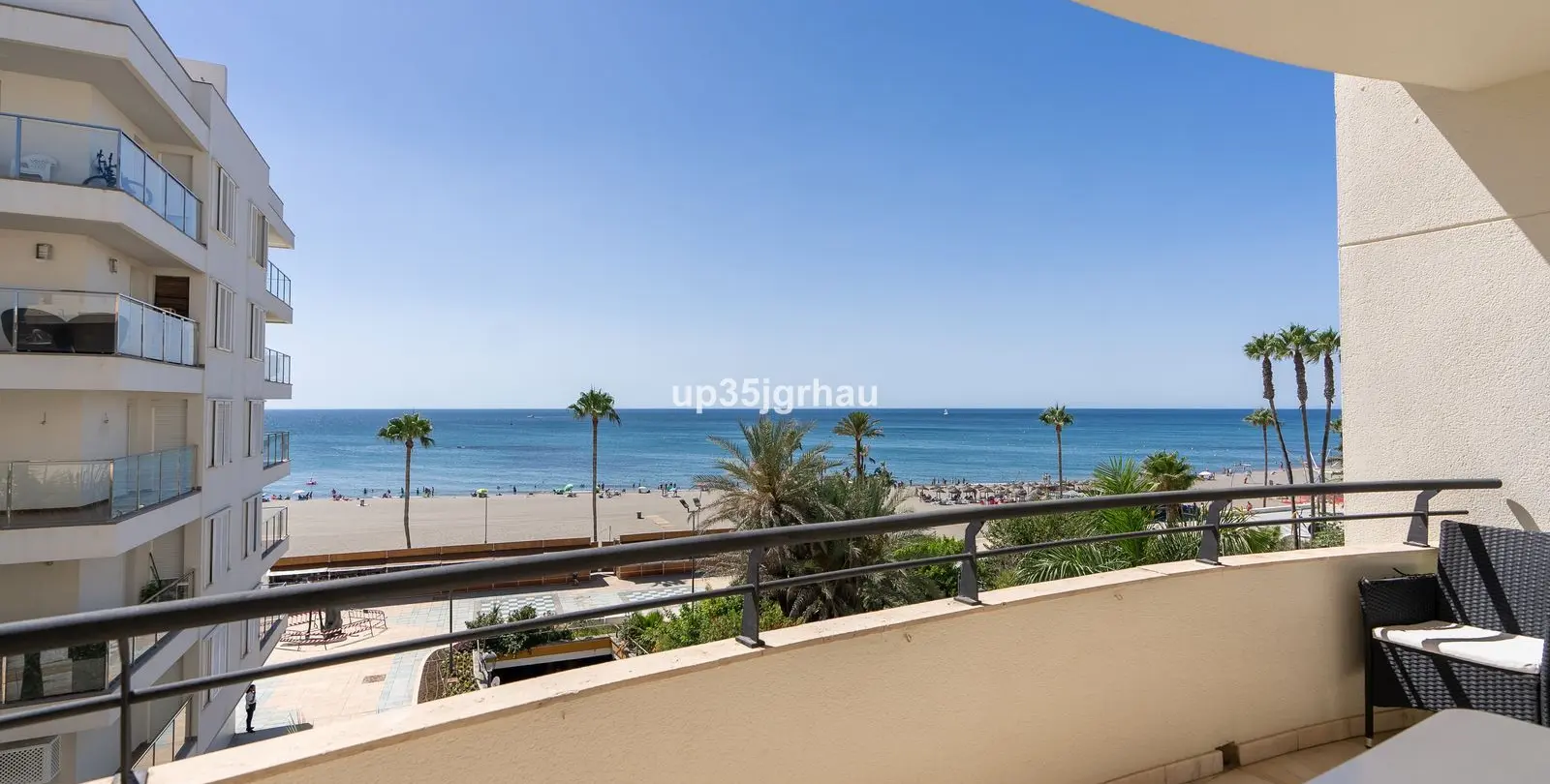 Sale of middle floor apartment in Estepona 5