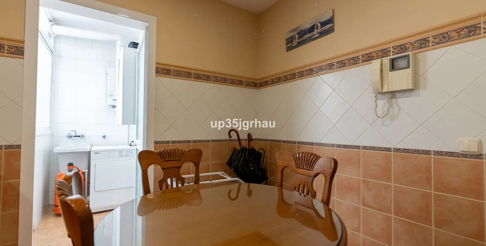 Sale of middle floor apartment in Estepona 6