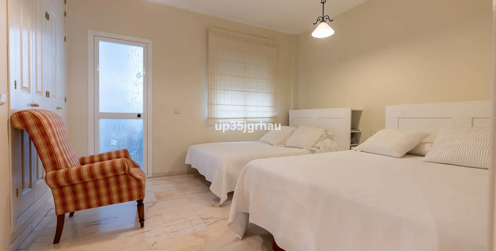 Sale of middle floor apartment in Estepona 8