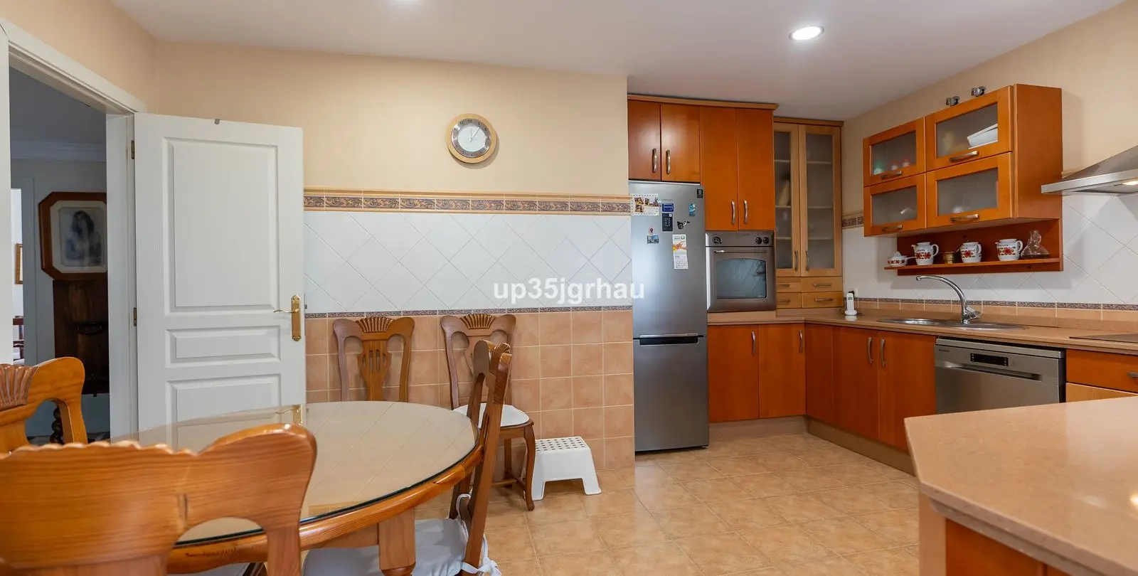 Sale of middle floor apartment in Estepona 10
