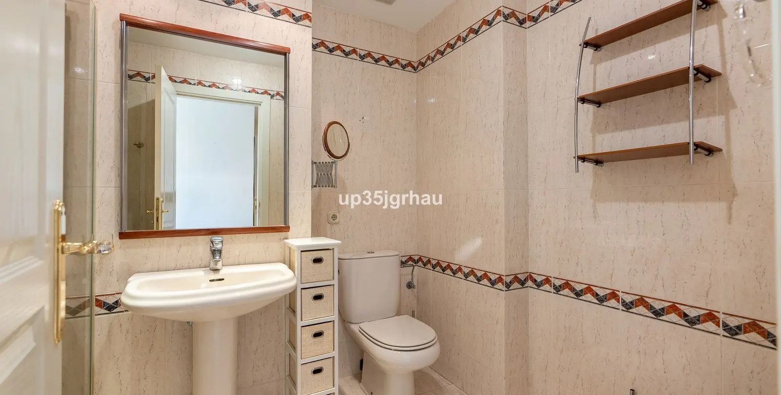 Sale of middle floor apartment in Estepona 12