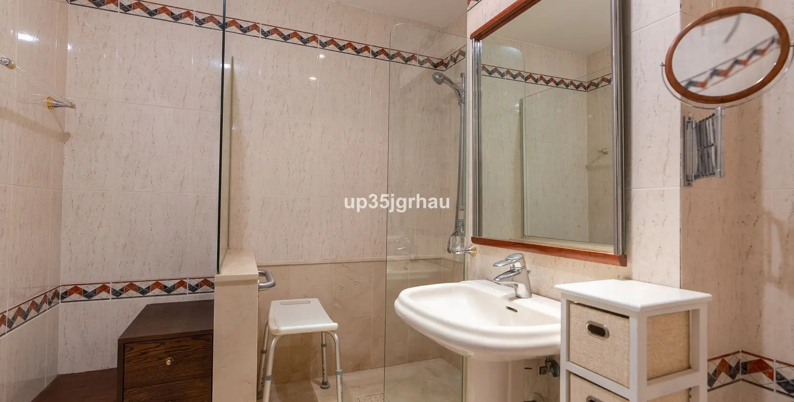 Sale of middle floor apartment in Estepona 13