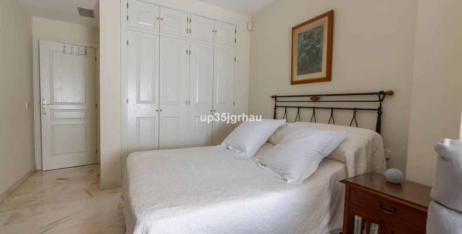 Sale of middle floor apartment in Estepona 18