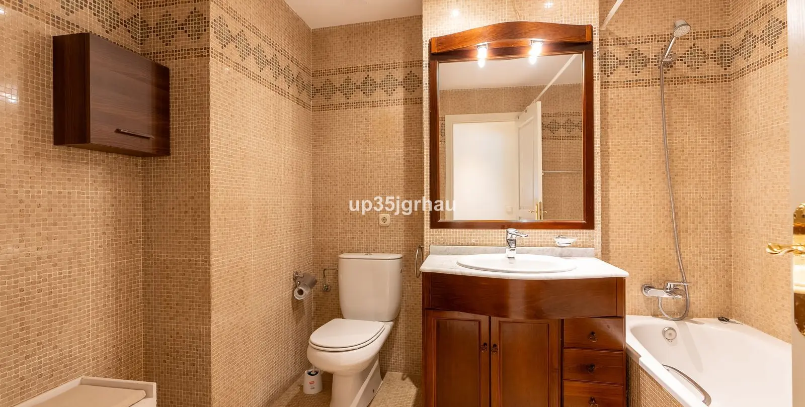 Sale of middle floor apartment in Estepona 19