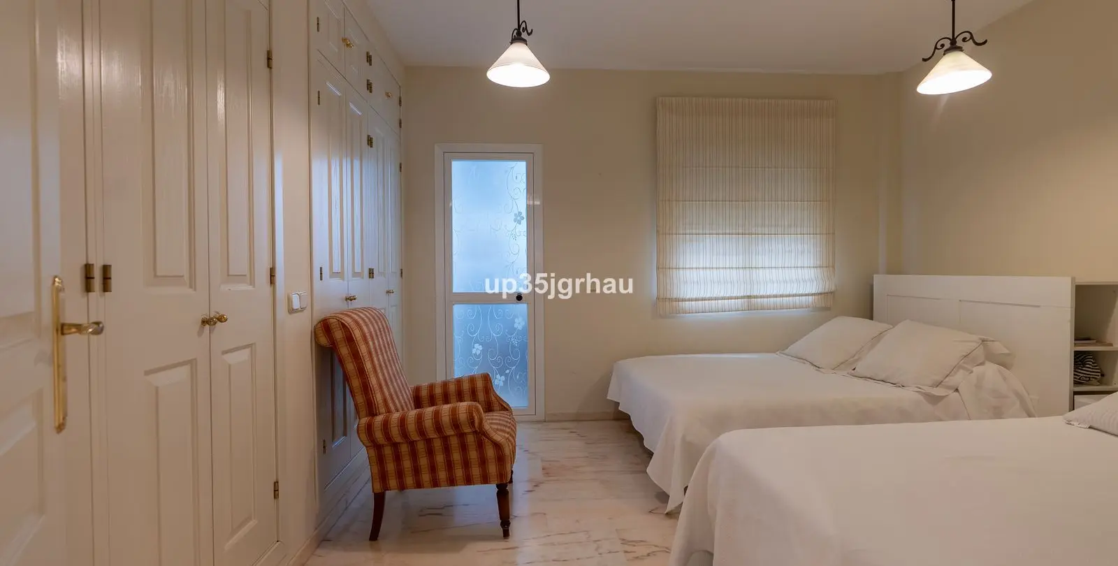 Sale of middle floor apartment in Estepona 20