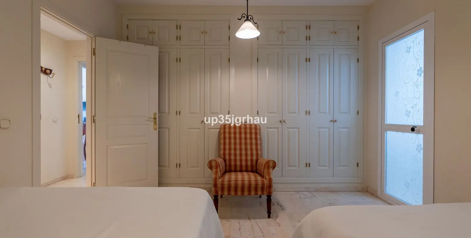 Sale of middle floor apartment in Estepona 22