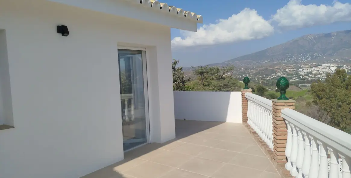 Продажа  отдельно стоящей виллы в Cerros del Aguila 15