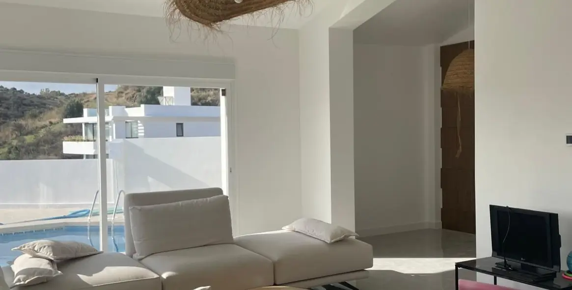 Sale of detached villa in Cerros del Aguila 32