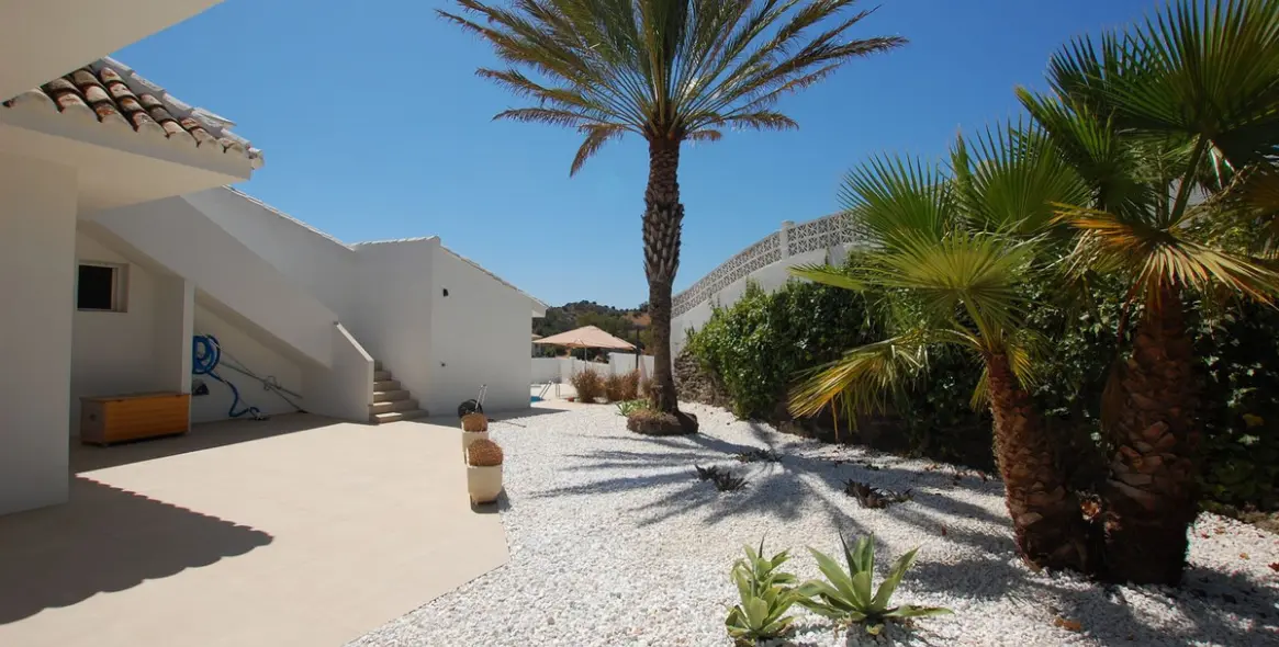 Sale of detached villa in Cerros del Aguila 56