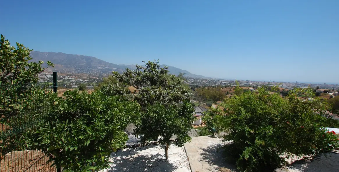 Sale of detached villa in Cerros del Aguila 60