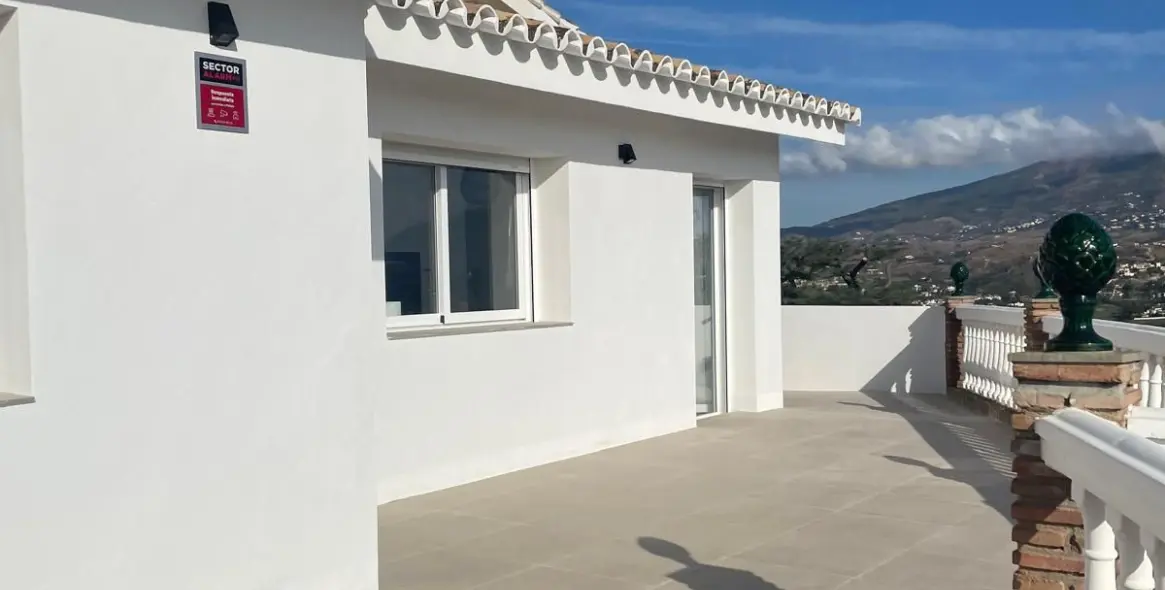 Sale of detached villa in Cerros del Aguila 61