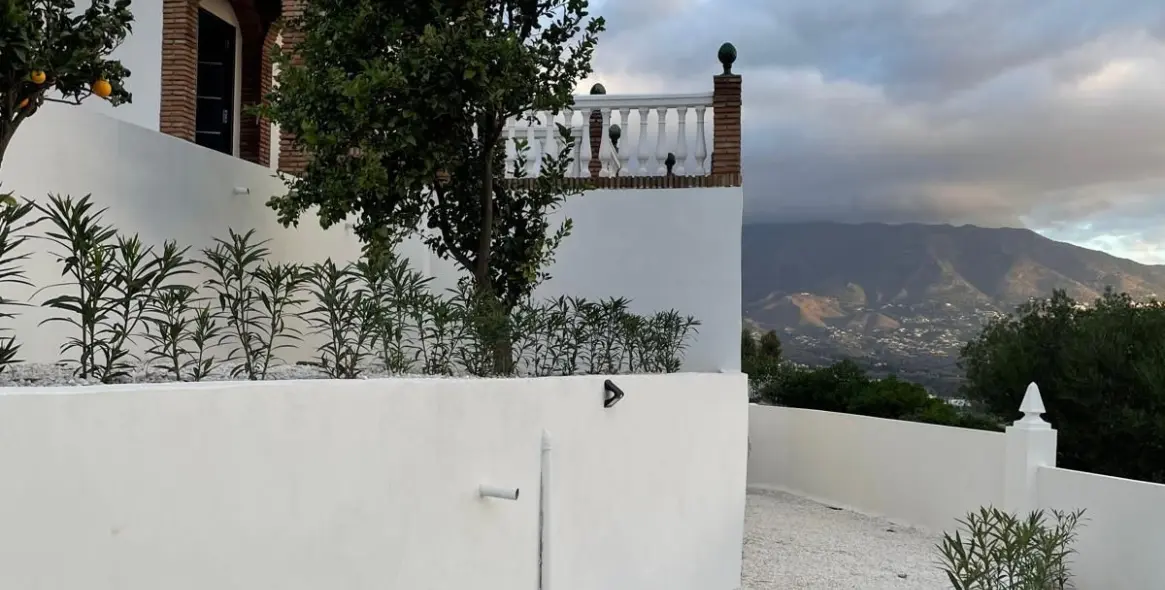 Sale of detached villa in Cerros del Aguila 63