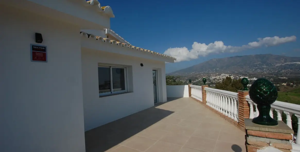 Sale of detached villa in Cerros del Aguila 70