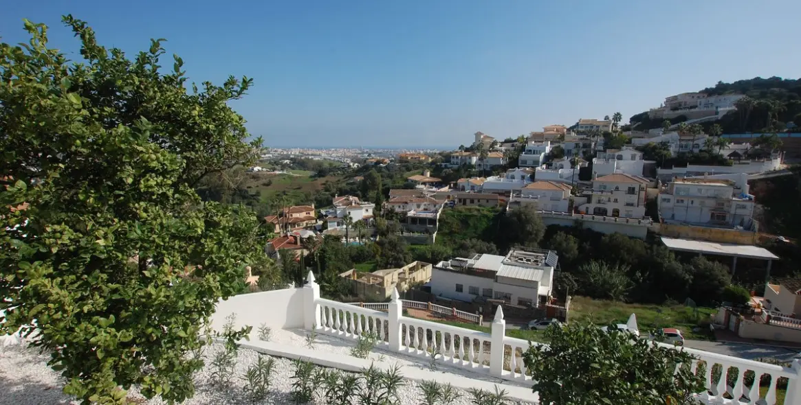 Sale of detached villa in Cerros del Aguila 75