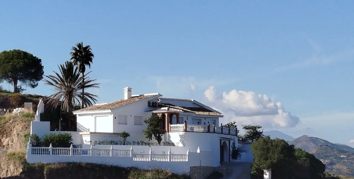 Sale of detached villa in Cerros del Aguila 76