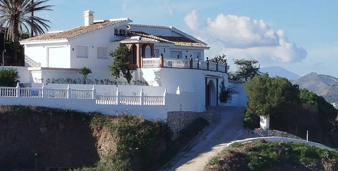 Sale of detached villa in Cerros del Aguila 77