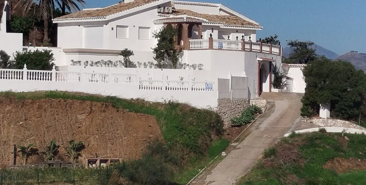Sale of detached villa in Cerros del Aguila 80