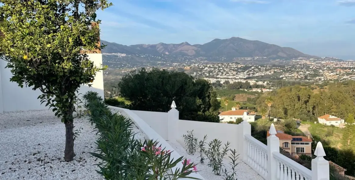 Sale of detached villa in Cerros del Aguila 84