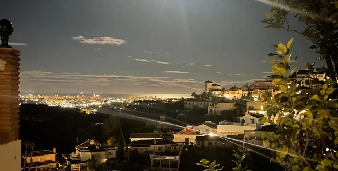 Sale of detached villa in Cerros del Aguila 90