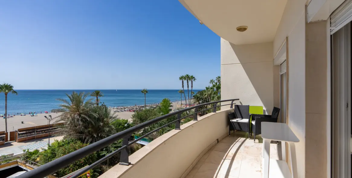 Sale of middle floor apartment in Estepona 1