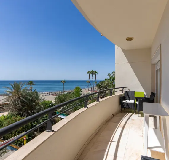 Sale of middle floor apartment in Estepona