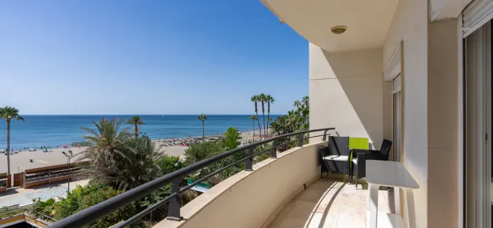 Sale of middle floor apartment in Estepona 0