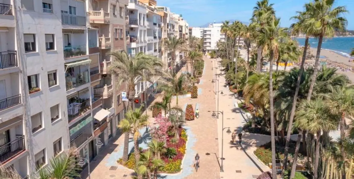 Sale of middle floor apartment in Estepona 2