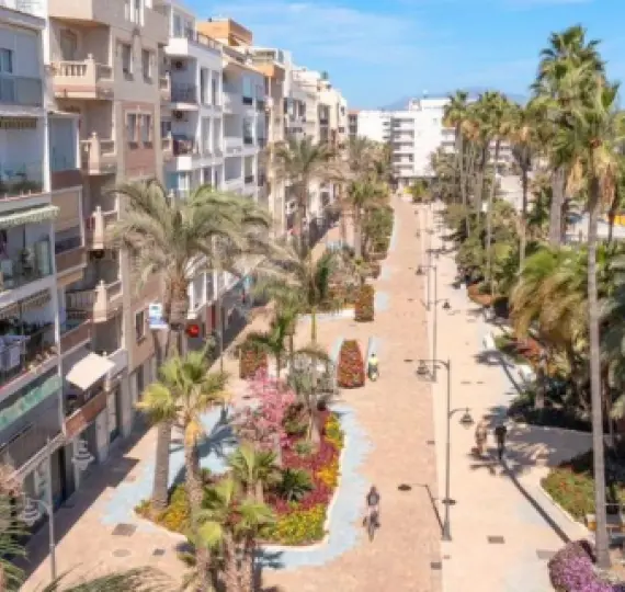 Sale of middle floor apartment in Estepona