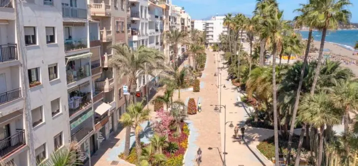Sale of middle floor apartment in Estepona 1