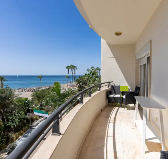 Sale of middle floor apartment in Estepona