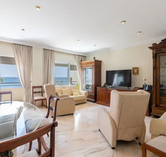 Sale of middle floor apartment in Estepona