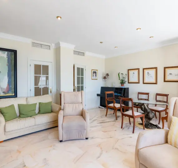 Sale of middle floor apartment in Estepona