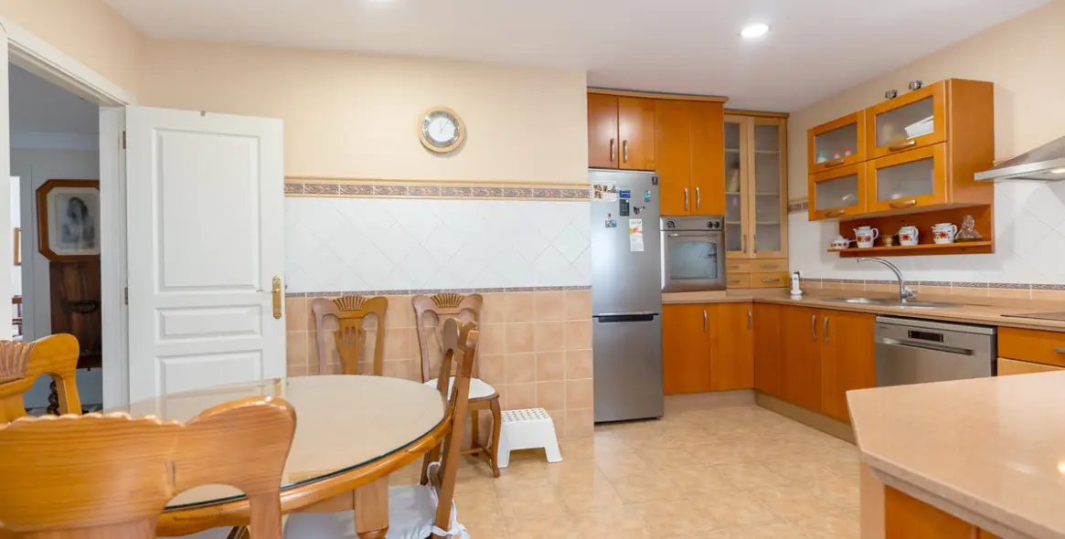 Sale of middle floor apartment in Estepona 10