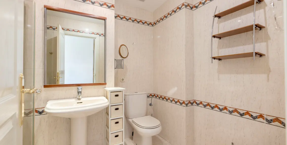 Sale of middle floor apartment in Estepona 16