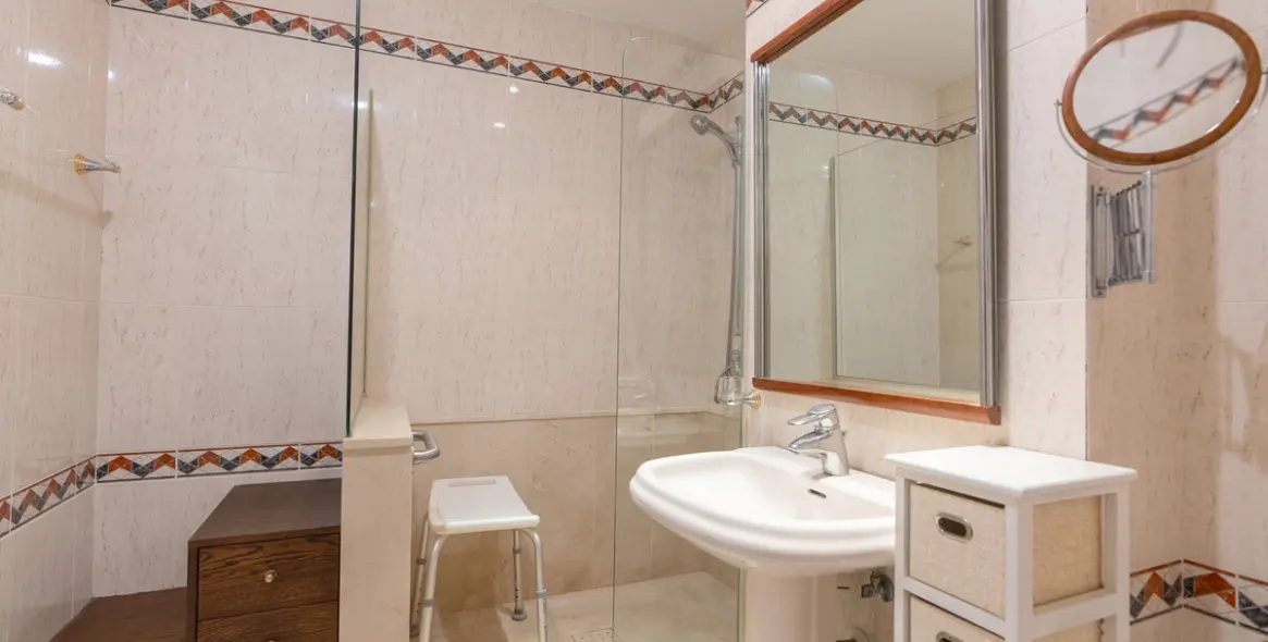 Sale of middle floor apartment in Estepona 17