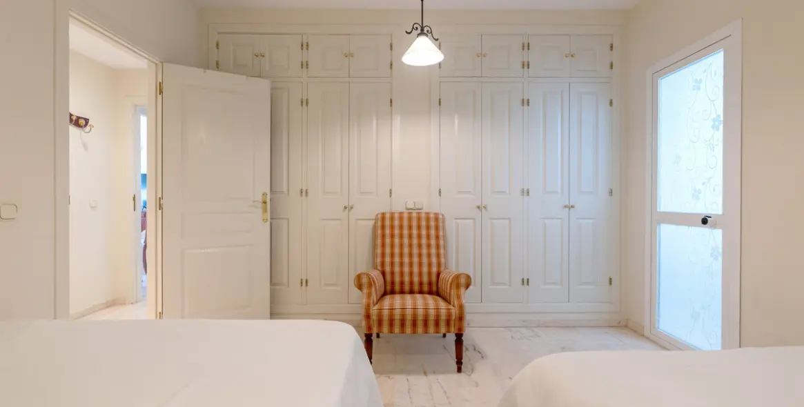 Продажа апартаментов на среднем этаже в Estepona 23