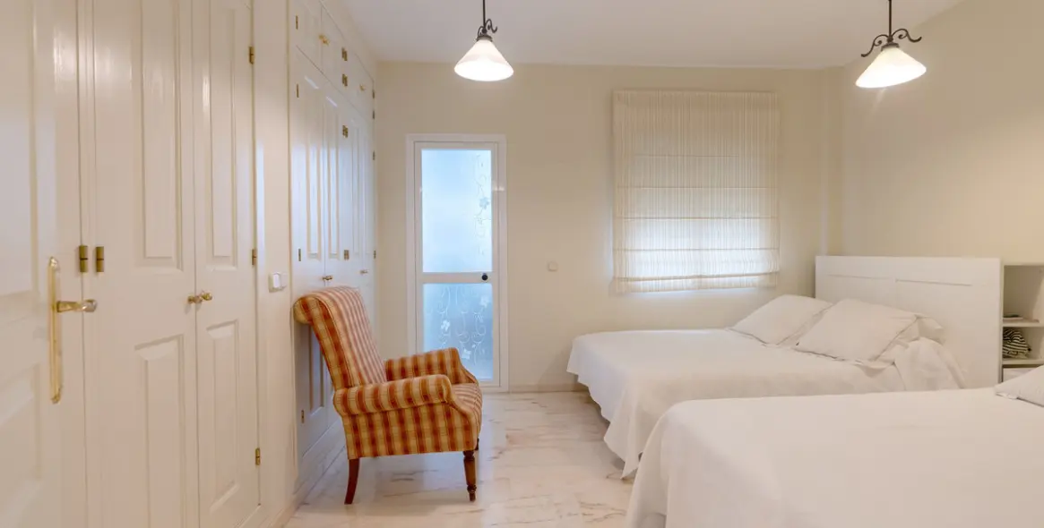 Продажа апартаментов на среднем этаже в Estepona 24