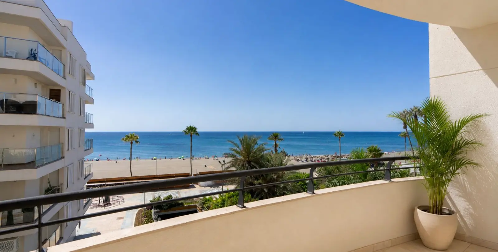 Sale of middle floor apartment in Estepona 1
