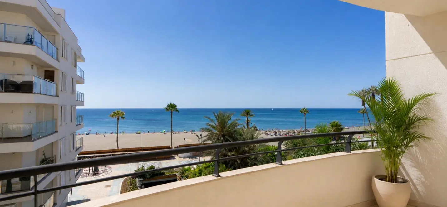 Продажа апартаментов на среднем этаже в Estepona 0
