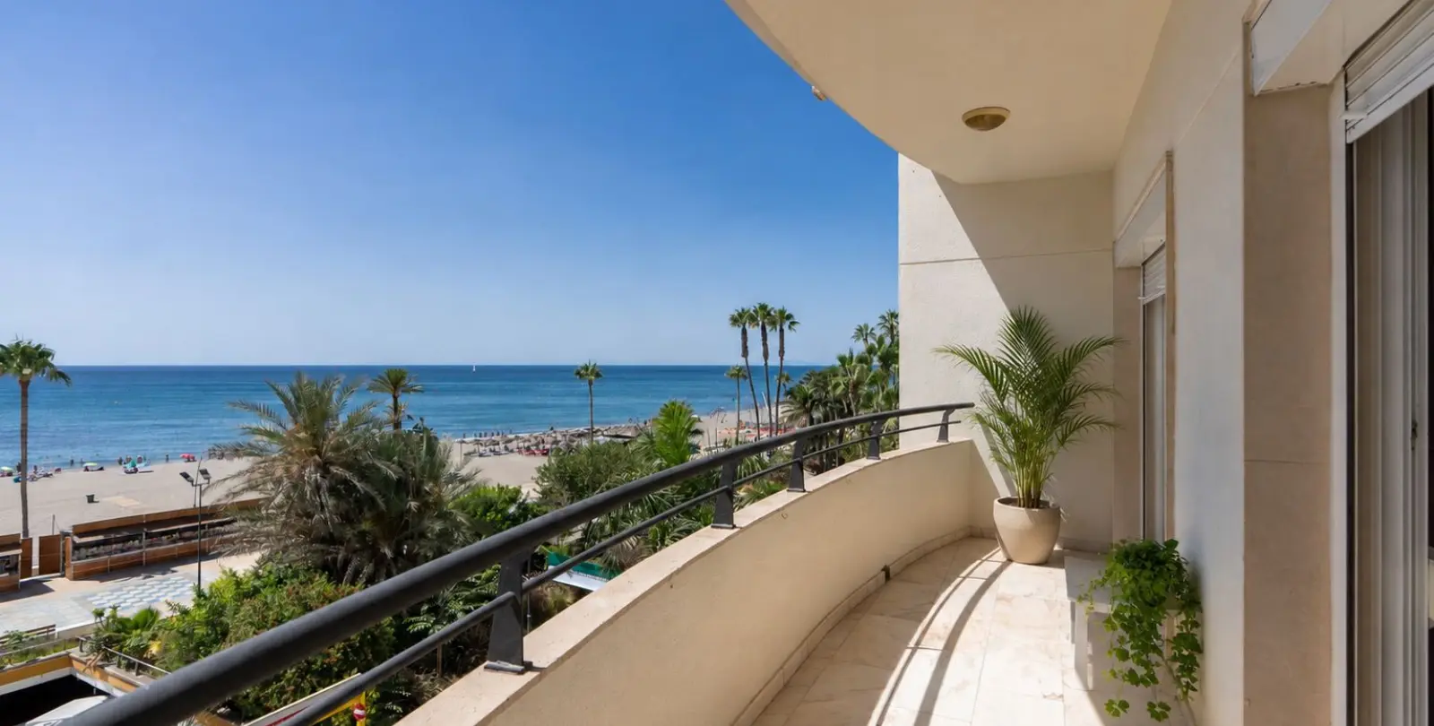 Sale of middle floor apartment in Estepona 2