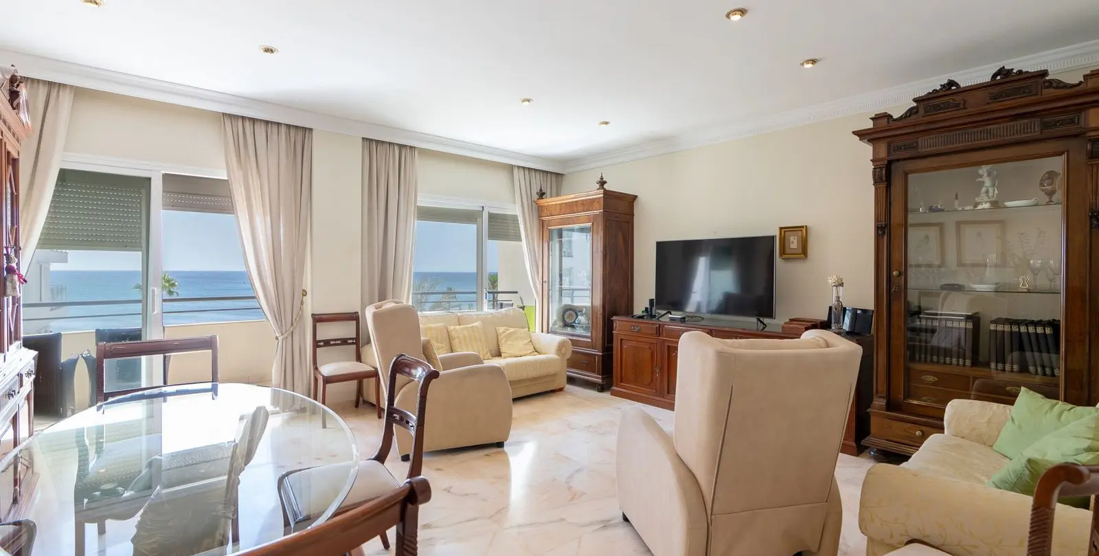 Sale of middle floor apartment in Estepona 3
