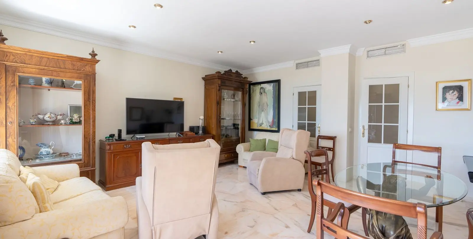 Sale of middle floor apartment in Estepona 4