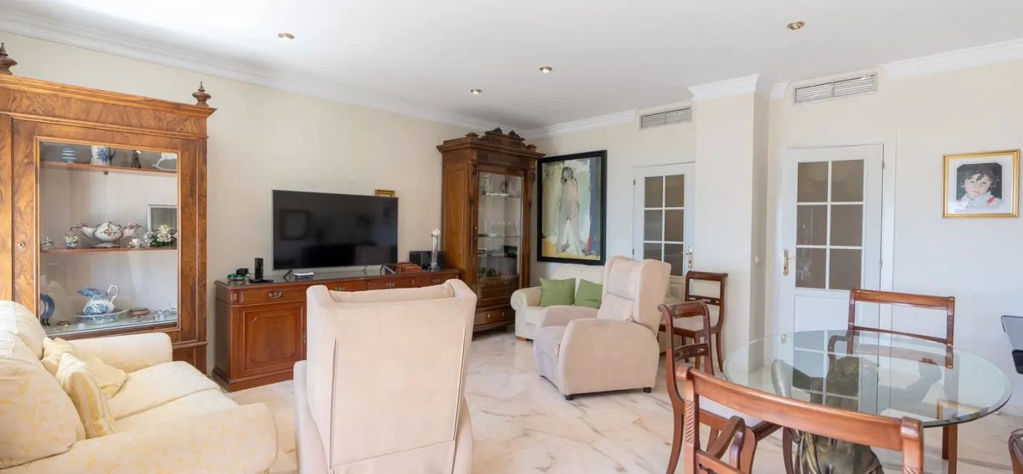 Продажа апартаментов на среднем этаже в Estepona 3
